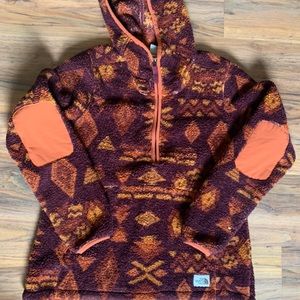 The North Face Campshire Hoodie. Size large. Worn a couple times.